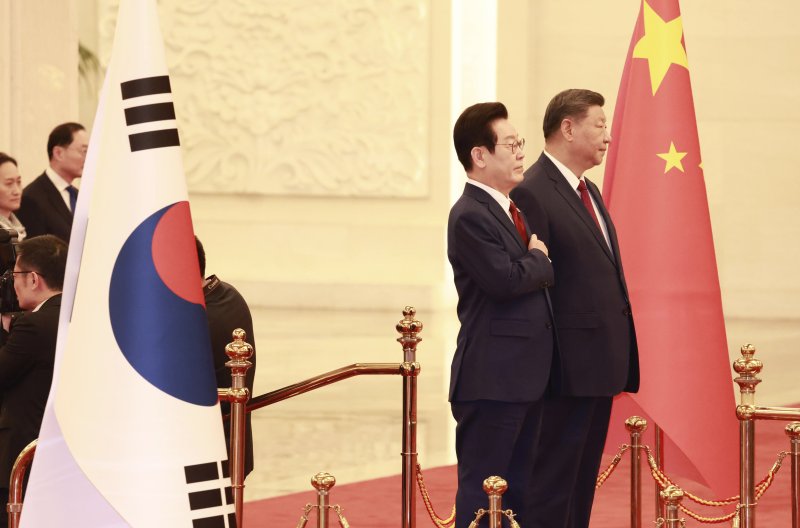 이재명 대통령이 5일 중국 베이징 인민대회당에서 열린 공식환영식에서 국기에 경례하고 있다. 2026.1.5/뉴스1 ⓒ News1 허경 기자