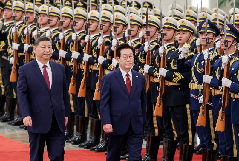 이재명 대통령과 시진핑 중국 국가주석이 5일 베이징 인민대회당에서 열린 이 대통령 공식환영식에서 의장대를 사열하고 있다. 2026.1.5/뉴스1 ⓒ News1 허경 기자