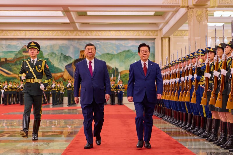 이재명 대통령과 시진핑 중국 국가주석이 5일 베이징 인민대회당에서 열린 이 대통령 공식환영식에서 의장대를 사열하고 있다. (공동취재) 2026.1.5/뉴스1 ⓒ News1 허경 기자