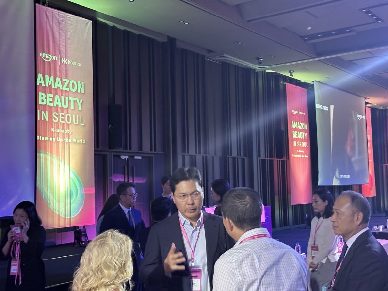 [서울=뉴시스] 서올 코엑스에서 열린 '아마존 뷰티 인 서울'에서 윤상현 콜마홀딩스 부회장이 관계자들과 대화를 나누고 있다. (사진=뉴시스DB) *재판매 및 DB 금지
