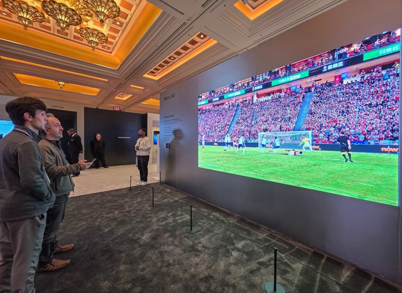 삼성전자 140형 마이크로 LED TV (출처=연합뉴스)