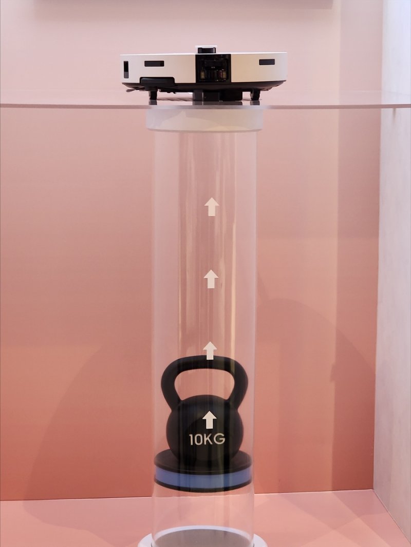 10㎏ 케틀벨 들어올리는 삼성전자 로봇 청소기 (출처=연합뉴스)
