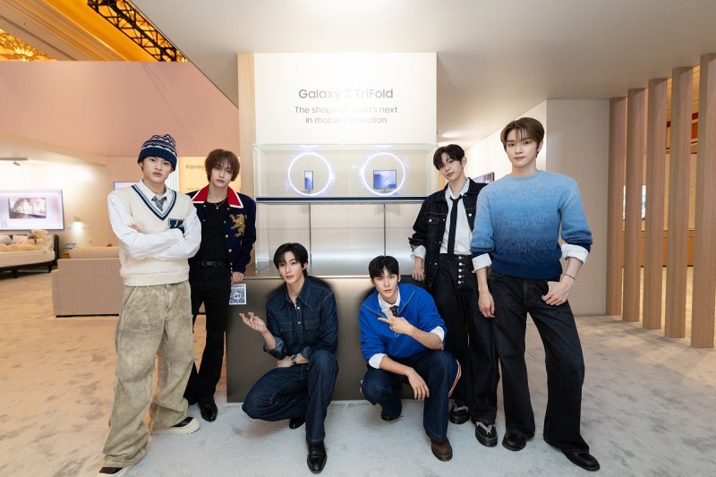 [서울=뉴시스] 삼성전자는 6일 글로벌 브랜드 앰버서더인 그룹 라이즈(RIIZE)가 미국 라스베이거스에서 열리는 세계 최대 전자 전시회 CES 2026에서 삼성전자 '더 퍼스트룩'에 참여해 삼성의 AI 기술이 일상에 자연스럽게 스며드는 혁신 경험을 전 세계 고객에게 선보였다고 밝혔다. 사진은 라이즈가 두 번 접는 폴더블폰 '갤럭시 Z 트라이폴드'를 소개하는 모습. (사진=삼성전자 제공) 2026.01.06. photo@newsis.com *재판매 및 DB 금지