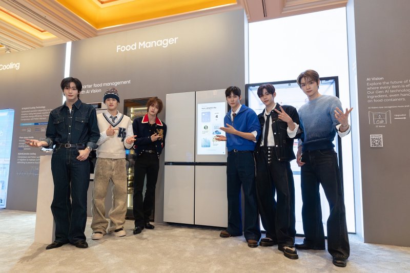 [서울=뉴시스] 삼성전자는 6일 글로벌 브랜드 앰버서더인 그룹 라이즈(RIIZE)가 미국 라스베이거스에서 열리는 세계 최대 전자 전시회 CES 2026에서 삼성전자 '더 퍼스트룩'에 참여해 삼성의 AI 기술이 일상에 자연스럽게 스며드는 혁신 경험을 전 세계 고객에게 선보였다고 밝혔다. 사진은 라이즈가 구글의 최신 AI 모델 '제미나이(Gemini)'를 탑재한 '비스포크 AI 패밀리허브' 냉장고를 소개하는 모습. (사진=삼성전자 제공) 2026.01.06. photo@newsis.com *재판매 및 DB 금지