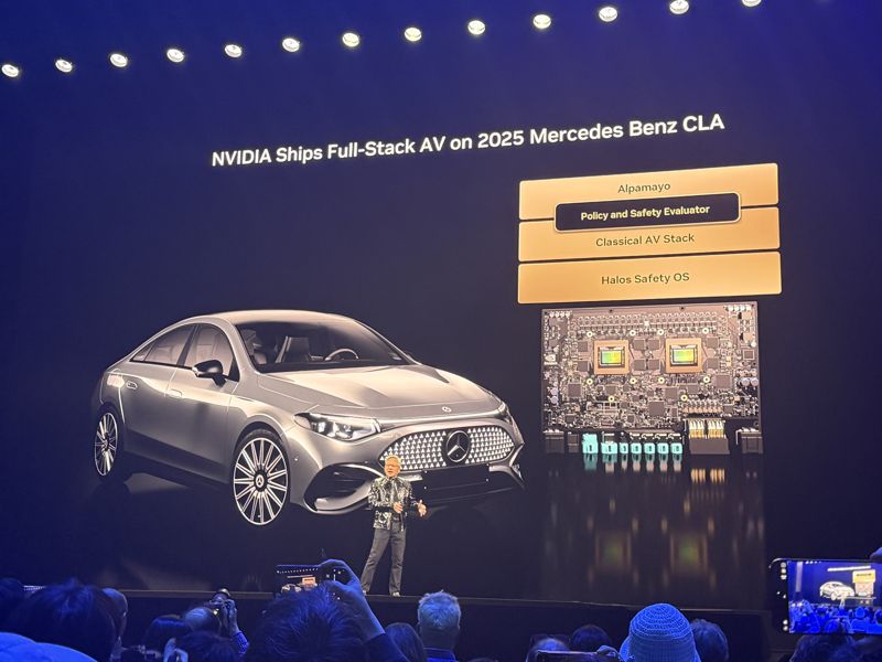 젠슨 황 엔비디아 CEO가 5일(현지시간) 세계 최대 가전·정보기술(IT) 전시회 CES 2026에 앞서 미국 라스베이거스 퐁텐블로 호텔에서 진행한 특별연설에서 자율주행차에 대해 설명하고 있다. 사진=임수빈 기자