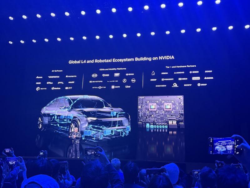 젠슨 황 엔비디아 CEO가 5일(현지시간) 세계 최대 가전·정보기술(IT) 전시회 CES 2026에 앞서 미국 라스베이거스 퐁텐블로 호텔에서 진행한 특별연설에서 글로벌 차량 파트너사들에 대해 설명하고 있다. 사진=임수빈 기자