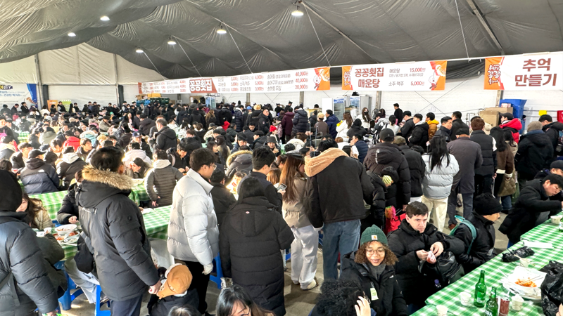 제14회 홍천강 꽁꽁축제가 오는 오는 9일부터 25일까지 17일간 홍천 강변 일원에서 펼쳐진다. 사진은 지난해 축제 때 모습. 홍천군 제공