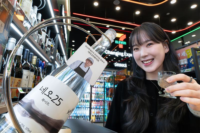 세븐일레븐 모델이 '최강록 네오25화이트'를 소개하고 있다.