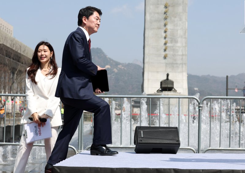 [서울=뉴시스] 추상철 기자 = 안철수 국민의힘 의원이 8일 오전 서울 종로구 광화문광장 이순신동상 앞에서 제21대 대통령 선거 출마 기자회견에 참석하고 있다. 2025.04.08. scchoo@newsis.com