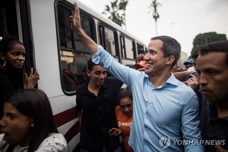 2019년 베네수엘라 임시 대통령을 선언한 후안 과이도 (출처=연합뉴스)