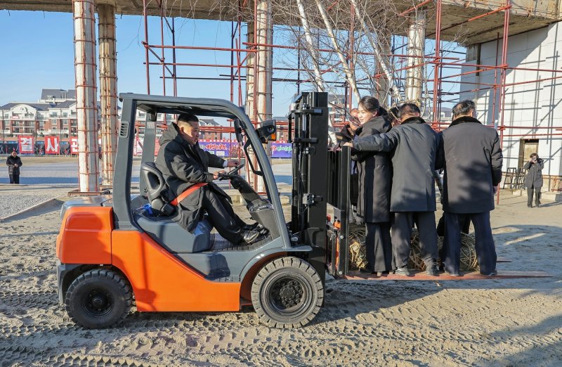 (평양 노동신문=뉴스1) = 북한 노동당 기관지 노동신문은 6일 "김정은 총비서가 지난 5일 당·정부 지도간부들과 함께 해외군사작전 전투위훈기념관 건설장을 찾았다"라고 보도했다. 이날 현지지도에는 딸 주애가 동행했다. [국내에서만 사용가능. 재배포 금지. DB 금지. For Use Only in the Republic of Korea. Redistribution Prohibited] rodongphoto@news1.kr