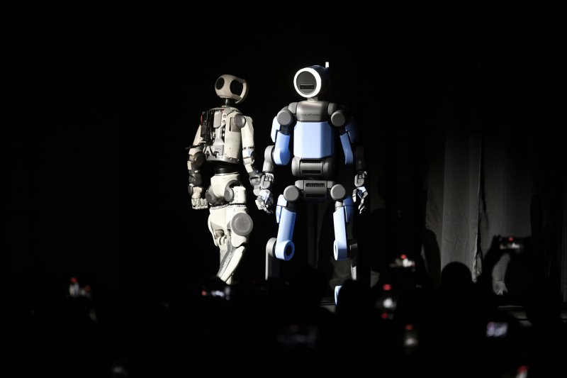 세계 최대 가전·정보기술(IT) 전시회 'CES 2026' 개막을 하루 앞둔 5일(현지시간) 미국 네바다주 라스베이거스 만달레이베이에서 열린 현대차그룹 프레스 컨퍼런스에서 차세대 전동식 아틀라스 시제품(왼쪽)과 아틀라스 개발형 모델이 무대에 공개돼 있다. (공동취재) 2026.1.6/뉴스1 ⓒ News1 황기선 기자