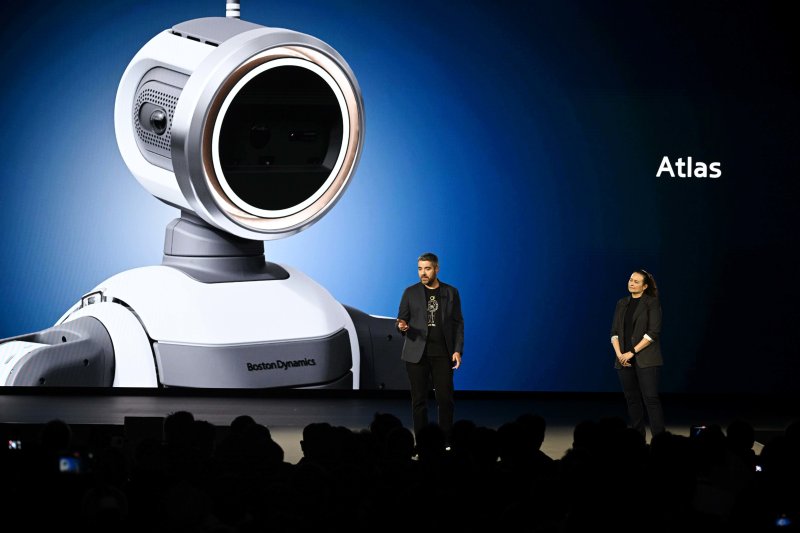 세계 최대 가전·정보기술(IT) 전시회 'CES 2026' 개막을 하루 앞둔 5일(현지시간) 미국 네바다주 라스베이거스 만달레이베이에서 열린 현대차그룹 프레스 컨퍼런스에서 알베르토 로드리게즈 보스턴다이나믹스 아틀라스 행동정책 담당과 캐롤리나 파라다 구글 딥마인드 로보틱스 총괄이 기조연설하고 있다. (공동취재) 2026.1.6/뉴스1 ⓒ News1 황기선 기자