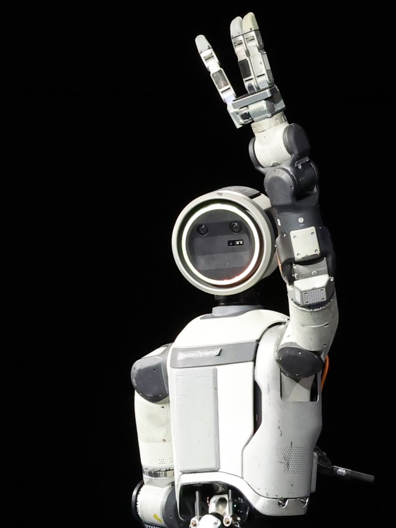 세계 최대 가전·정보기술(IT) 전시회 'CES 2026' 개막을 하루 앞둔 5일(현지시간) 미국 네바다주 라스베이거스 만달레이베이에서 열린 현대차그룹 프레스 컨퍼런스에서 휴머노이드 로봇 아틀라스 시제품이 관객들에게 인사하고 있다. 2026.1.6/뉴스1 ⓒ News1 황기선 기자