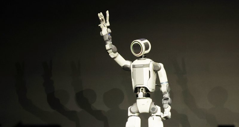 세계 최대 가전·정보기술(IT) 전시회 'CES 2026' 개막을 하루 앞둔 5일(현지시간) 미국 네바다주 라스베이거스 만달레이베이에서 열린 현대차그룹 프레스 컨퍼런스에서 휴머노이드 로봇 아틀라스 시제품이 관객들에게 인사하고 있다. 2026.1.6/뉴스1 ⓒ News1 황기선 기자