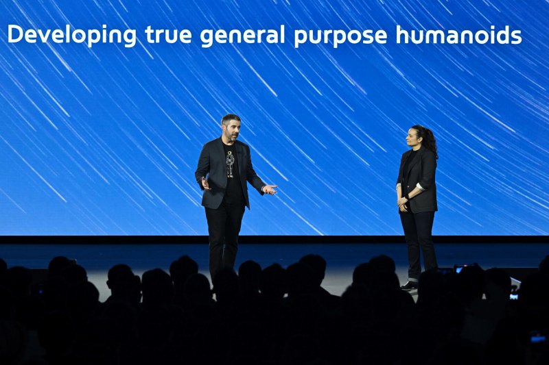 세계 최대 가전·정보기술(IT) 전시회 'CES 2026' 개막을 하루 앞둔 5일(현지시간) 미국 네바다주 라스베이거스 만달레이베이에서 열린 현대차그룹 프레스 컨퍼런스에서 알베르토 로드리게즈 보스턴다이나믹스 아틀라스 행동정책 담당과 캐롤리나 파라다 구글 딥마인드 로보틱스 총괄이 기조연설하고 있다. (공동취재) 2026.1.6/뉴스1 ⓒ News1 황기선 기자