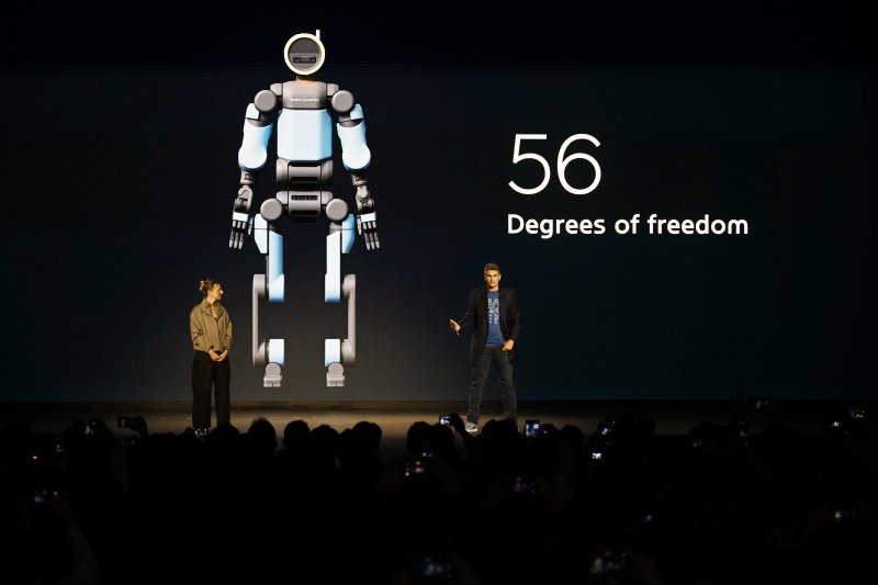 세계 최대 가전·정보기술(IT) 전시회 'CES 2026' 개막을 하루 앞둔 5일(현지시간) 미국 네바다주 라스베이거스 만달레이베이에서 열린 현대차그룹 프레스 컨퍼런스에서 잭 잭코우스키 보스턴다이나믹스 아틀라스 개발 총괄과 아야 더빈 보스턴다이나믹스 휴머노이드 응용전략 담당이 차세대 전동식 아틀라스 개발형 모델을 소개하고 있다. (공동취재) 2026.1.6/뉴스1 ⓒ News1 황기선 기자