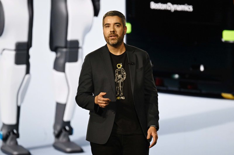 세계 최대 가전·정보기술(IT) 전시회 'CES 2026' 개막을 하루 앞둔 5일(현지시간) 미국 네바다주 라스베이거스 만달레이베이에서 열린 현대차그룹 프레스 컨퍼런스에서 알베르토 로드리게즈 보스턴다이나믹스 아틀라스 행동정책 담당이 기조연설하고 있다. (공동취재) 2026.1.6/뉴스1 ⓒ News1 황기선 기자