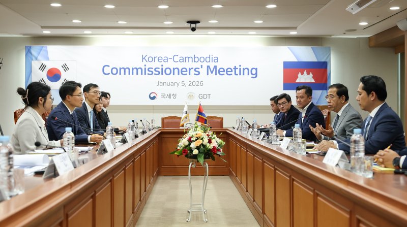 임광현 국세청장이 5일 서울 종로구 서울지방국세청에서 열린 한·캄보디아 국세청장 회의에서 꽁 위볼 캄보디아 국세청장과 과세정보 교환 등 문제를 논의하고 있다.(사진 : 국세청 제공) 2026.1.6. *재판매 및 DB 금지