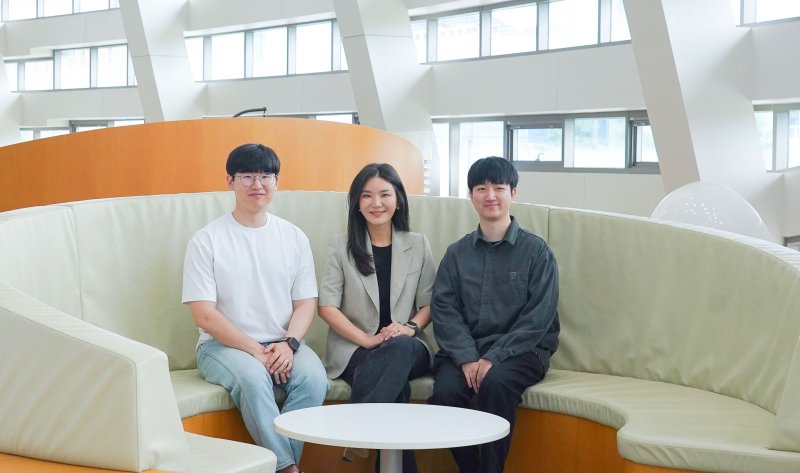 사진(왼쪽부터) GIST 신소재공학과 윤준연 박사과정생(제1저자), 이은지 교수, 황준호 박사. (사진=GIST 제공) photo@newsis.com