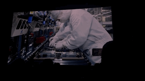 5일(현지시간) 세계 최대 가전·정보기술(IT) 전시회 CES 2026 개막에 앞서 엔비디아 젠슨황 CEO가 특별연설을 진행하고 차세대 인공지능(AI) 칩인 '베라 루빈' 제작 과정을 공개했다. 사진=임수빈 기자