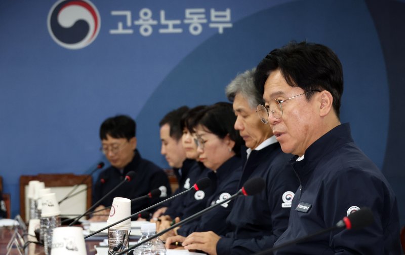 [세종=뉴시스] 강종민 기자 = 김영훈 고용노동부 장관이 지난달 15일 세종시 정부세종청사에서 열린 2025년 전국 기관장 회의에서 발언하고 있다. 2025.12.15. ppkjm@newsis.com