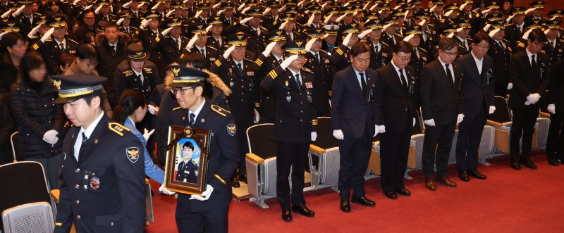 [전주=뉴시스] 김얼 기자 = 고속도로 교통사고 정리 중 2차 사고로 순직한 故 이승철 경정의 영결식이 치러진 6일 전북 전주시 전북경찰청에서 관계자들이 경례를 하고 있다. 2026.01.06. pmkeul@newsis.com