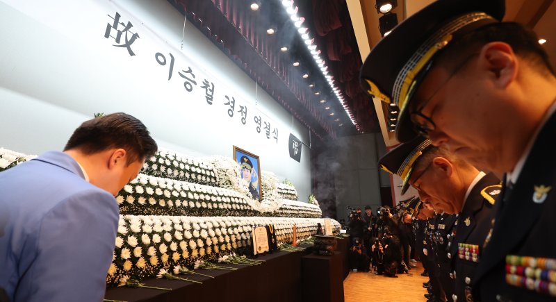 [전주=뉴시스] 김얼 기자 = 고속도로 교통사고 정리 중 2차 사고로 순직한 故 이승철 경정의 영결식이 치러진 6일 전북 전주시 전북경찰청에서 경찰관들이 묵념을 하고 있다. 2026.01.06. pmkeul@newsis.com