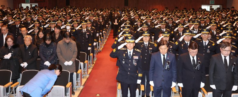 [전주=뉴시스] 김얼 기자 = 고속도로 교통사고 정리 중 2차 사고로 순직한 故 이승철 경정의 영결식이 치러진 6일 전북 전주시 전북경찰청에서 관계자들이 경례를 하고 있다. 2026.01.06. pmkeul@newsis.com