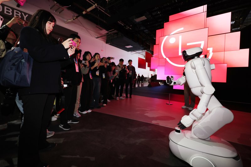 세계 최대 IT(정보기술)·가전 전시회 'CES 2026' 개막을 하루 앞둔 5일(현지시간) 미국 네바다주 라스베이거스 컨벤션센터(LVCC)에서 열린 LG전자 사전 부스투어에서 AI 홈로봇 'LG 클로이드'가 관람객을 안내하고 있다. 2026.1.6/뉴스1 ⓒ News1 황기선 기자