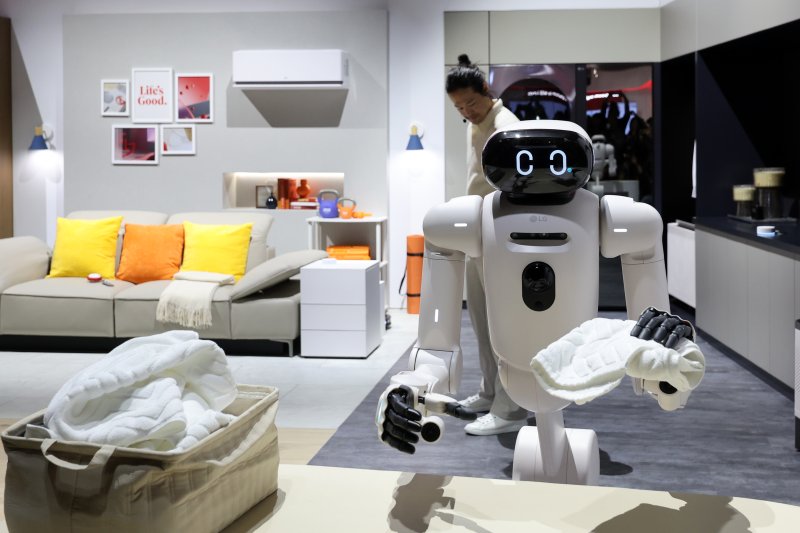 세계 최대 IT(정보기술)·가전 전시회 'CES 2026' 개막을 하루 앞둔 5일(현지시간) 미국 네바다주 라스베이거스 컨벤션센터(LVCC)에서 열린 LG전자 사전 부스투어에서 AI 홈로봇 'LG 클로이드'가 세탁된 수건을 접고 있다. 2026.1.6/뉴스1 ⓒ News1 황기선 기자