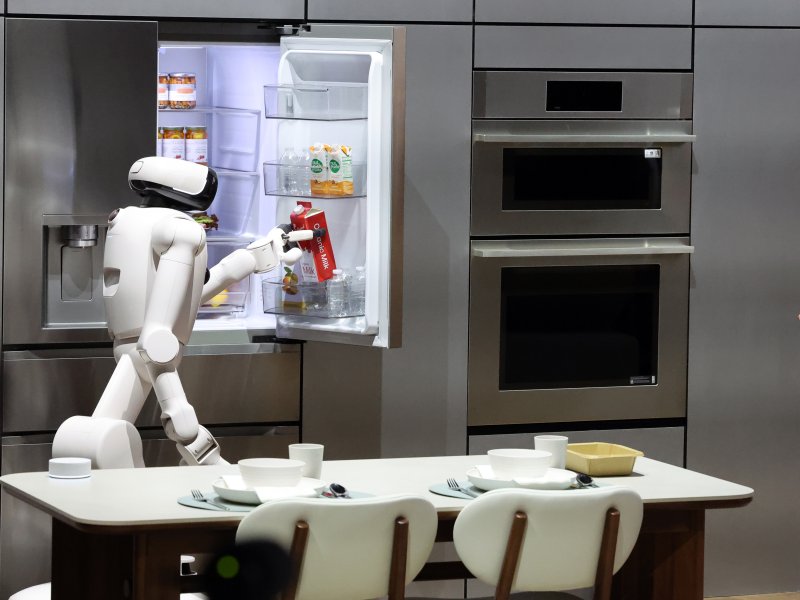 세계 최대 IT(정보기술)·가전 전시회 'CES 2026' 개막을 하루 앞둔 5일(현지시간) 미국 네바다주 라스베이거스 컨벤션센터(LVCC)에서 열린 LG전자 사전 부스투어에서 AI 홈로봇 'LG 클로이드'가 아침식사를 준비하고 있다. 2026.1.6/뉴스1 ⓒ News1 황기선 기자