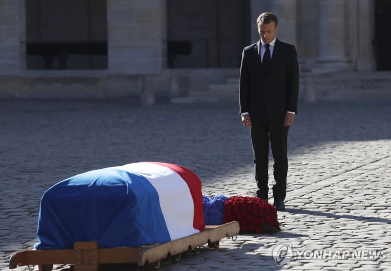 샹송 스타 앞 묵념하는 마크롱 대통령 (출처=연합뉴스)