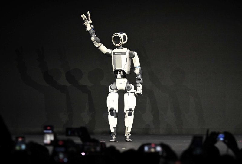 세계 최대 가전·정보기술(IT) 전시회 'CES 2026' 개막을 하루 앞둔 5일(현지시간) 미국 네바다주 라스베이거스 만달레이베이에서 열린 현대차그룹 프레스 컨퍼런스에서 차세대 전동식 아틀라스 시제품이 손인사하고 있다. (공동취재) ⓒ News1 황기선 기자