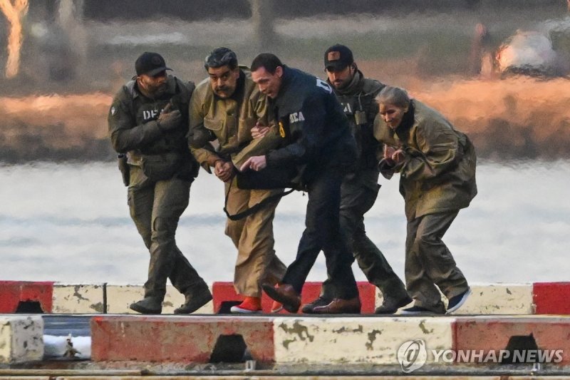 헬기에서 내려 호송차량으로 향하는 마두로 대통령 (출처=연합뉴스)