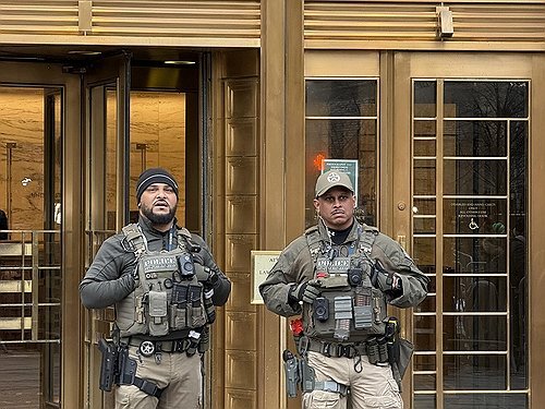 법원 입구의 무장 경찰 (출처=연합뉴스)