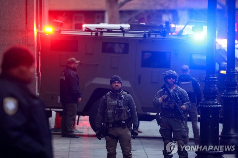 법원 청사로 진입하는 마두로 호송 추정 장갑트럭 (출처=연합뉴스)