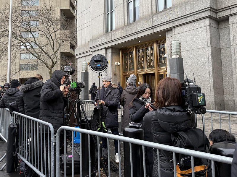 마두로 출석 법원 앞 취재진 (출처=연합뉴스)