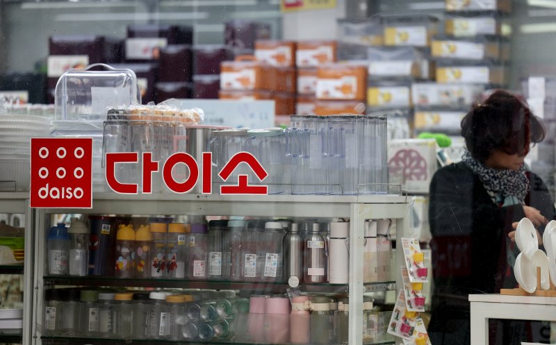 서울 용산구에 위치한 한 다이소 매장을 찾은 시민이 물품을 구매하고 있다. 2023.12.13/뉴스1 ⓒ News1 장수영 기자