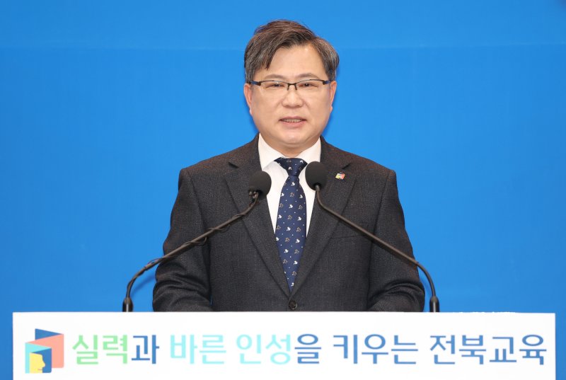 [전주=뉴시스] 김얼 기자 = 유정기 전북특별자치도교육청 교육감 권한대행이 6일 전북 전주시 전북특별자치도교육청 강당에서 신년 기자회견을 열고 회견문을 낭독하고 있다. 2026.01.06. pmkeul@newsis.com