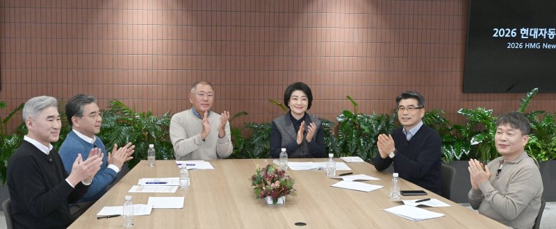 [서울=뉴시스] 현대자동차그룹은 5일 2026년 신년회를 개최했다. 올해 신년회에는 정의선 회장을 비롯한 현대차그룹 주요 경영진들이 참석해 올해 경영방향성, 미래 모빌리티 핵심 기술 개발 현황과 기술 내재화 및 연관 생태계 구축에 대한 의지, 조직문화 등에 대해 임직원들과 진솔하게 소통했다. 왼쪽부터 현대차그룹 성 김 사장, 현대차그룹 장재훈 부회장, 현대차그룹 정의선 회장, 현대차그룹 김혜인 부사장, 기아 송호성 사장, 현대모비스 이규석 사장. (사진=현대차그룹 제공) 2026.01.05. photo@newsis.com *재판매 