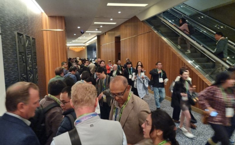 [라스베이거스=뉴시스]이지용 기자 = 젠슨 황의 특별연설이 시작하기 전 퐁텐블로 호텔 라이브 씨어터 앞에 전 세계에서 온 미디어, 기업 관계자들이 줄을 서 있다. 2026.01.05. leejy5223@newsis.com *재판매 및 DB 금지