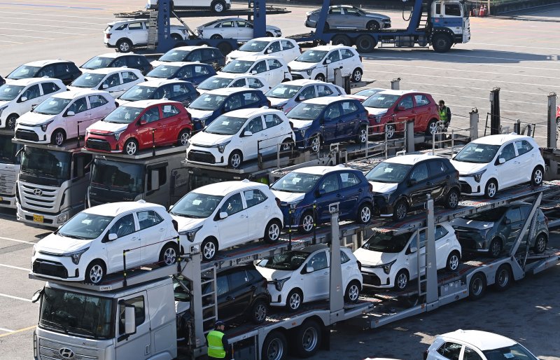 [평택=뉴시스] 김종택기자 = 경기 평택항에 수출용 차량을 실은 카캐리어가 대기하고 있는 모습. 2025.12.01. jtk@newsis.com