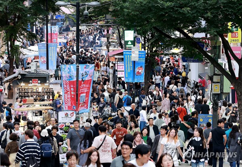 추석 연휴 마지막날, 명동 방문한 관광객들 (출처=연합뉴스)
