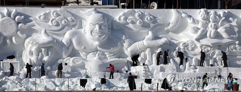화천산천어축제장 모습 드러낸 눈조각 (출처=연합뉴스)