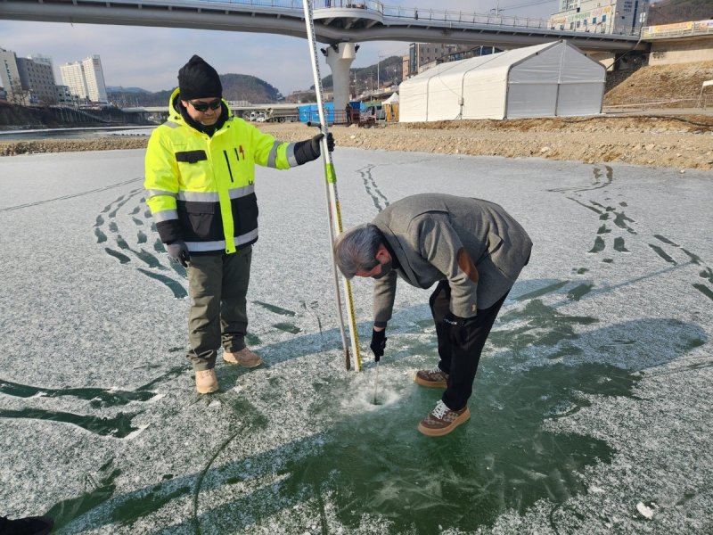 홍천강 꽁꽁축제장 얼음두께 측정하는 전명준 홍천문화재단 이사장 (출처=연합뉴스)