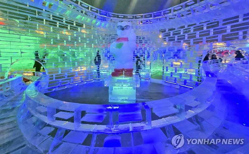 화천산천어축제 앞두고 모습 드러낸 얼음조각광장 (출처=연합뉴스)