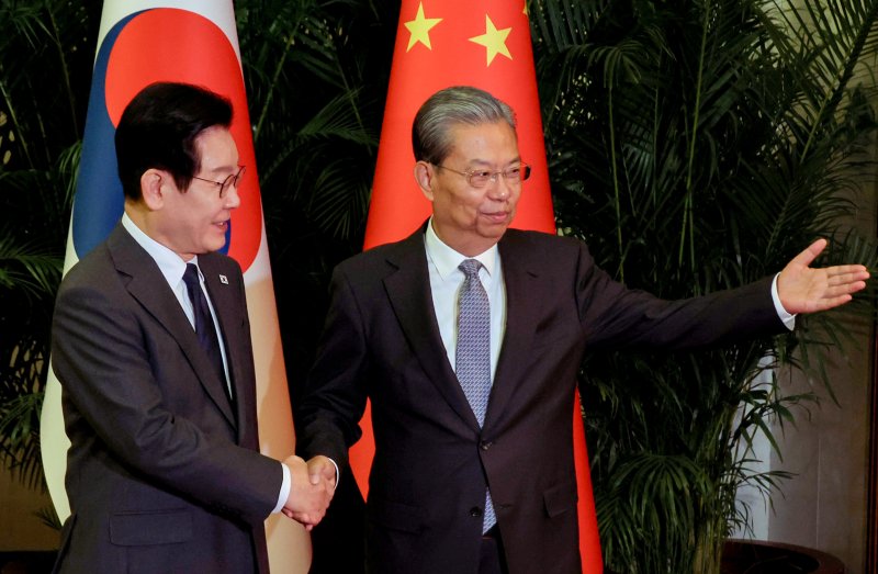 중국을 국빈 방문 중인 이재명 대통령이 6일 베이징 인민대회당에서 자오러지 전국인민대표대회 상무위원장과 기념촬영을 마친 후 자리로 향하고 있다. 뉴스1