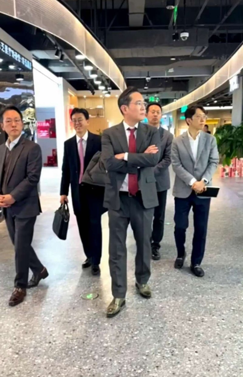 [베이징=뉴시스] 경제사절단에 참여해 중국을 방문한 이재용 삼성전자 회장이 지난 5일 베이징에 있는 쇼핑몰인 징둥몰 솽징점을 방문했다고 현지 매체 극목신문 등이 보도했다.(사진=웨이보 갈무리) *DB 및 재판매 금지 2025.01.06 photo@newsis.com