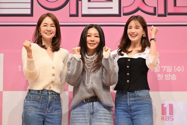 왼쪽부터 장윤정, 황신혜, 정가은